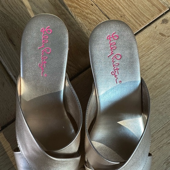 NWT Lilly Pulitzer Gold Wedge Sandals - Picture 4 of 6